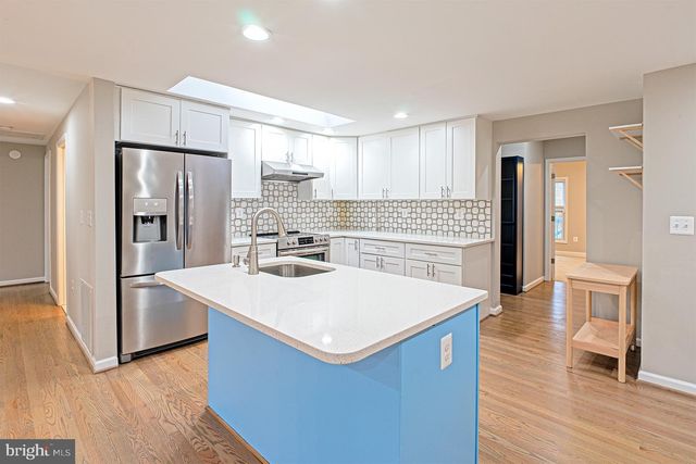 9705 LOCUST HILL DR, Great Falls, VA 22066