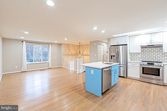 9705 LOCUST HILL DR, Great Falls, VA 22066