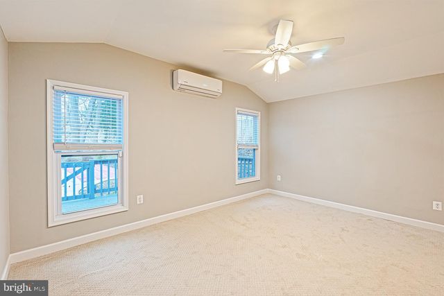 9705 LOCUST HILL DR, Great Falls, VA 22066