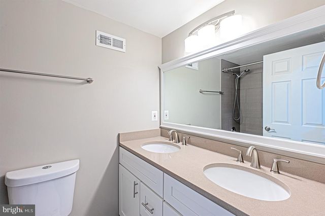 9705 LOCUST HILL DR, Great Falls, VA 22066