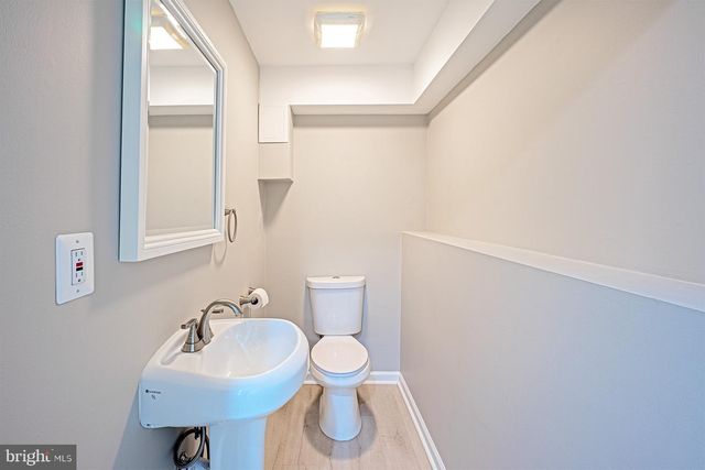 9705 LOCUST HILL DR, Great Falls, VA 22066