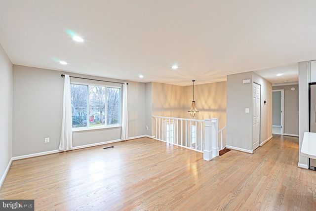 9705 LOCUST HILL DR, Great Falls, VA 22066