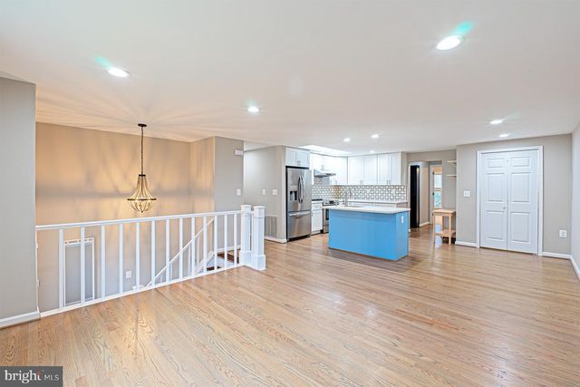 9705 LOCUST HILL DR, Great Falls, VA 22066