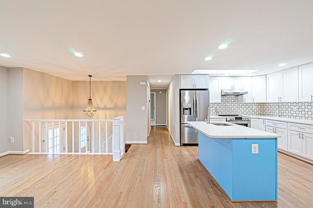 9705 LOCUST HILL DR, Great Falls, VA 22066