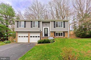9705 LOCUST HILL DR, Great Falls, VA 22066