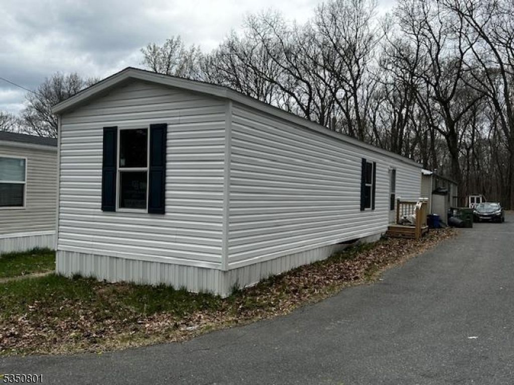 8 Hillside Village, Mansfield Twp., NJ 07863
