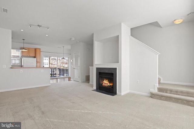 22941 FONTWELL SQ, Sterling, VA 20166