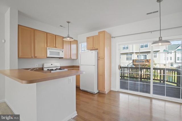 22941 FONTWELL SQ, Sterling, VA 20166