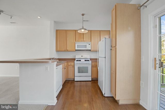 22941 FONTWELL SQ, Sterling, VA 20166