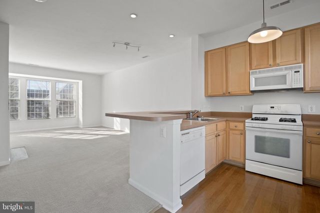 22941 FONTWELL SQ, Sterling, VA 20166