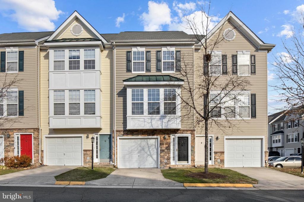 22941 FONTWELL SQ, Sterling, VA 20166