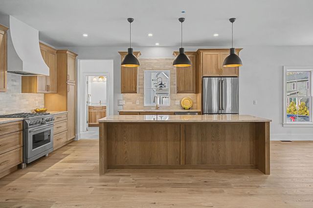 897 Falls Road, Shelburne, VT 05482