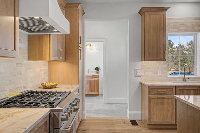 897 Falls Road, Shelburne, VT 05482