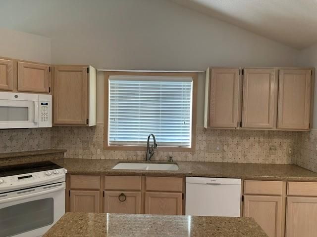 7043 Oak Pointe Curve, Bloomington, MN 55438