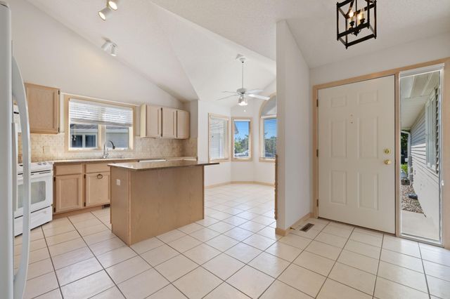 7043 Oak Pointe Curve, Bloomington, MN 55438
