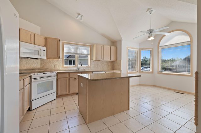 7043 Oak Pointe Curve, Bloomington, MN 55438