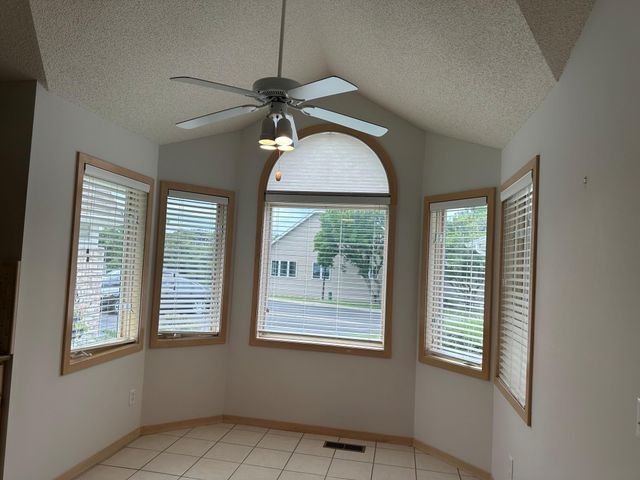 7043 Oak Pointe Curve, Bloomington, MN 55438
