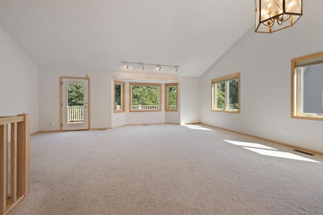 7043 Oak Pointe Curve, Bloomington, MN 55438