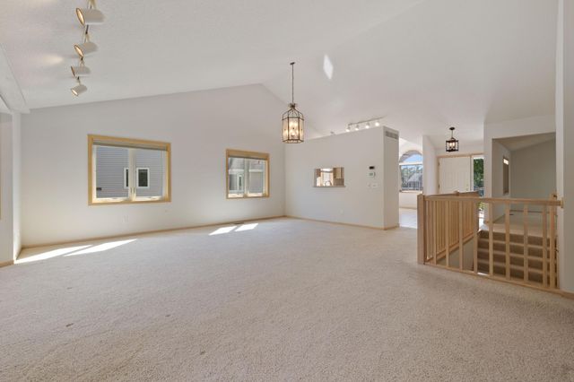 7043 Oak Pointe Curve, Bloomington, MN 55438