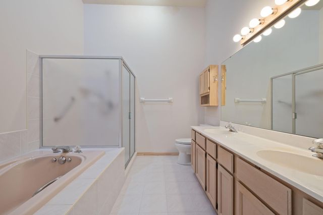 7043 Oak Pointe Curve, Bloomington, MN 55438