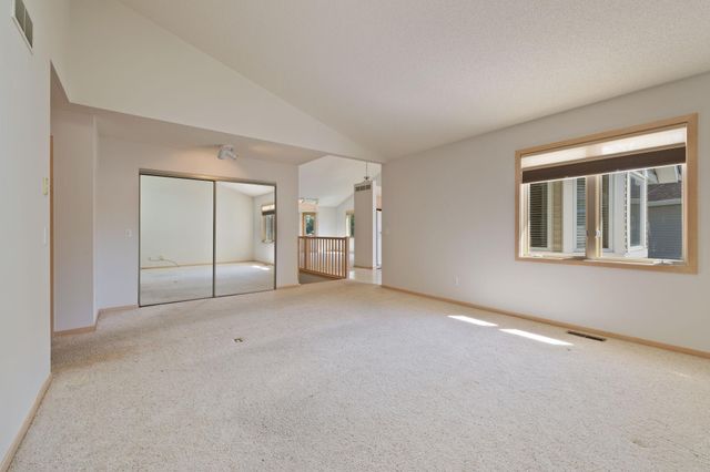 7043 Oak Pointe Curve, Bloomington, MN 55438