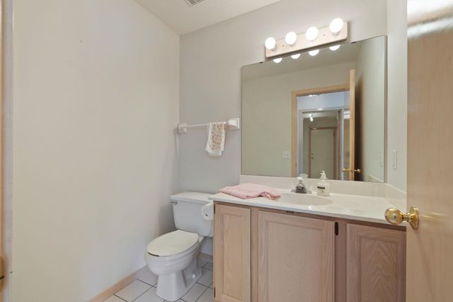 7043 Oak Pointe Curve, Bloomington, MN 55438