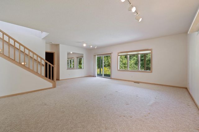7043 Oak Pointe Curve, Bloomington, MN 55438
