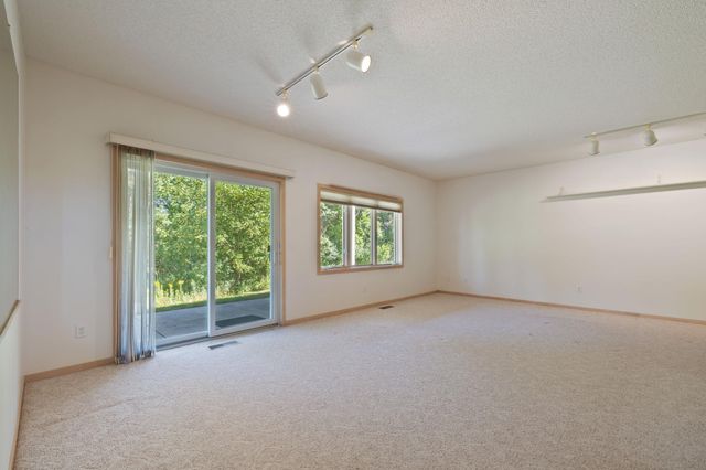 7043 Oak Pointe Curve, Bloomington, MN 55438