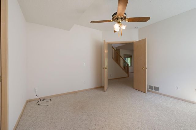 7043 Oak Pointe Curve, Bloomington, MN 55438