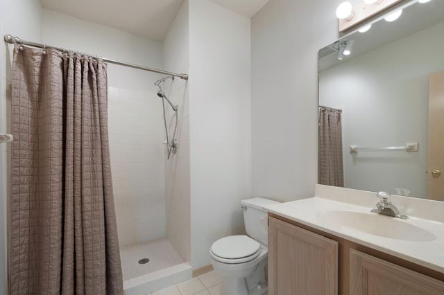 7043 Oak Pointe Curve, Bloomington, MN 55438