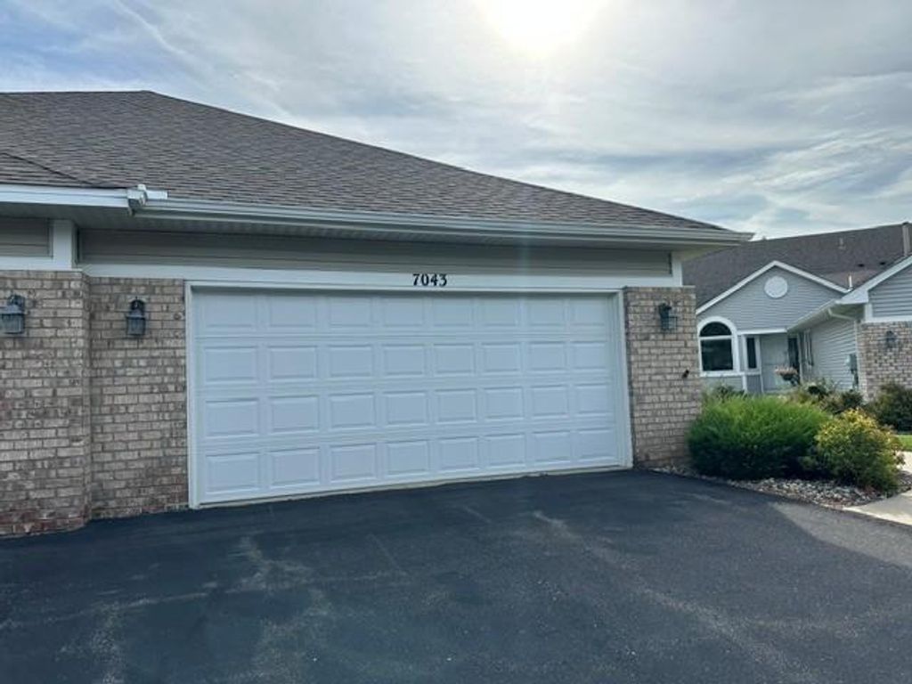 7043 Oak Pointe Curve, Bloomington, MN 55438 — photo 2