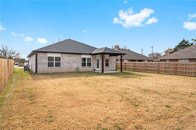 601 E Lake Francis Drive, Siloam Springs, AR 72761