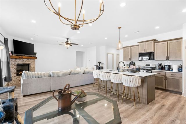 601 E Lake Francis Drive, Siloam Springs, AR 72761