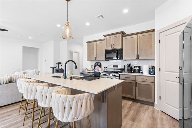 601 E Lake Francis Drive, Siloam Springs, AR 72761