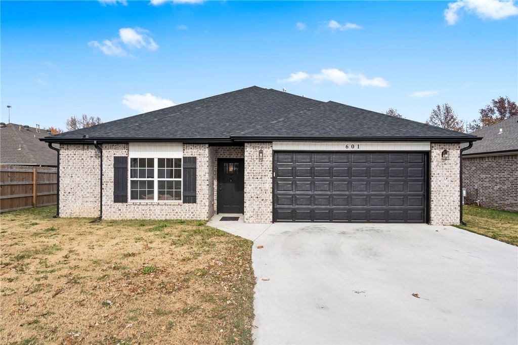 601 E Lake Francis Drive, Siloam Springs, AR 72761