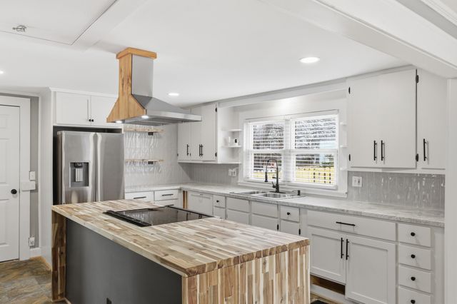 114 N Moore St, Duncan, SC 29334