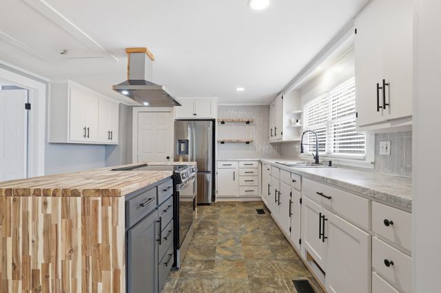 114 N Moore St, Duncan, SC 29334