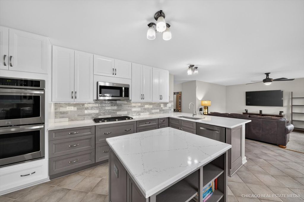 1172 Hillcrest Lane, Woodridge, IL 60517 — photo 2