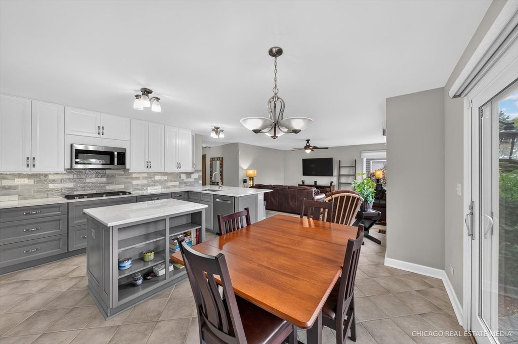 1172 Hillcrest Lane, Woodridge, IL 60517 — photo 4