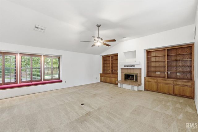 7313 Calle Los Manzanos, Bakersfield, CA 93309