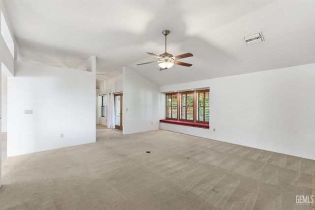 7313 Calle Los Manzanos, Bakersfield, CA 93309