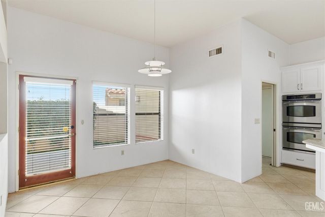 7313 Calle Los Manzanos, Bakersfield, CA 93309