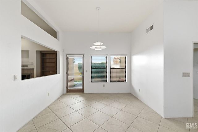 7313 Calle Los Manzanos, Bakersfield, CA 93309
