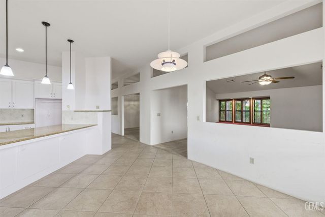 7313 Calle Los Manzanos, Bakersfield, CA 93309