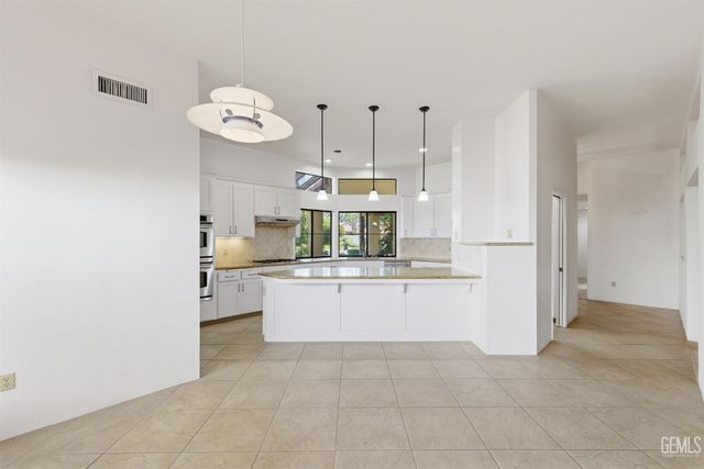7313 Calle Los Manzanos, Bakersfield, CA 93309