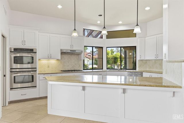 7313 Calle Los Manzanos, Bakersfield, CA 93309