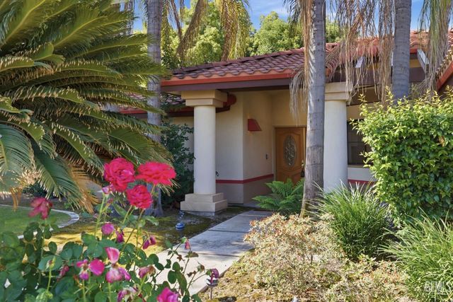 7313 Calle Los Manzanos, Bakersfield, CA 93309