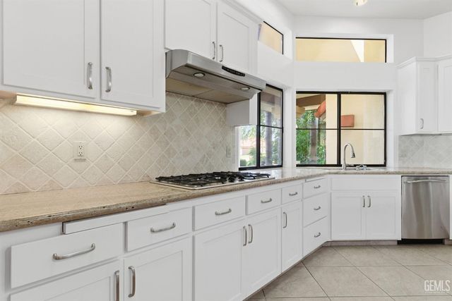 7313 Calle Los Manzanos, Bakersfield, CA 93309