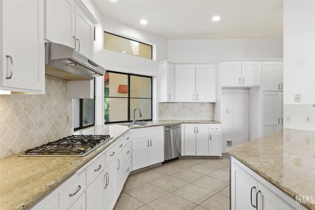 7313 Calle Los Manzanos, Bakersfield, CA 93309