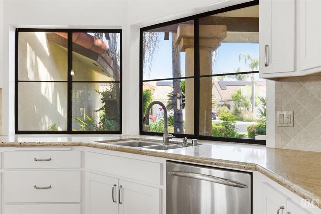 7313 Calle Los Manzanos, Bakersfield, CA 93309